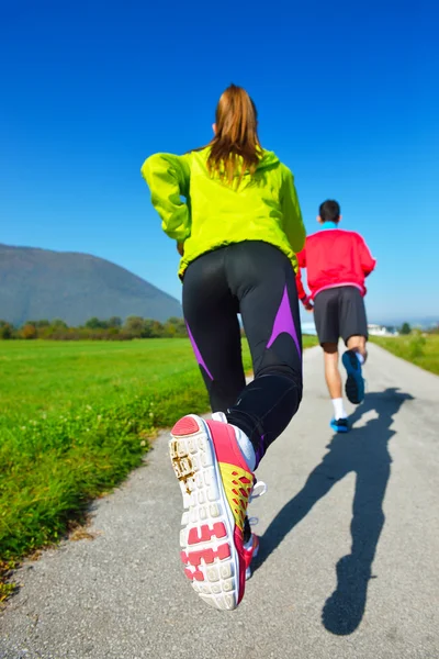 Giovane coppia che fa jogging nel parco — Foto Stock