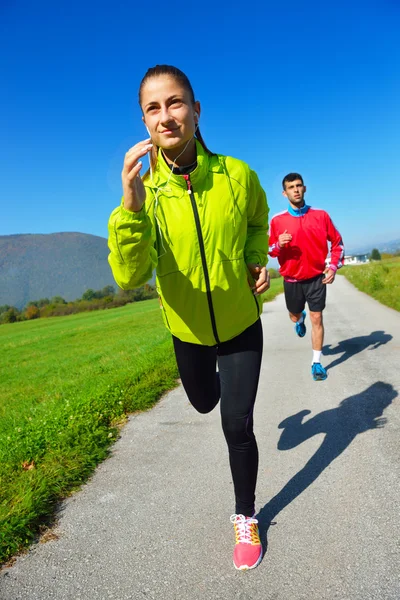 Junges Paar joggt im Park — Stockfoto