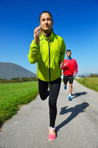 Pareja joven corriendo en el parque —  Fotos de Stock