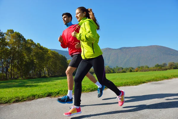 Junges Paar joggt im Park — Stockfoto