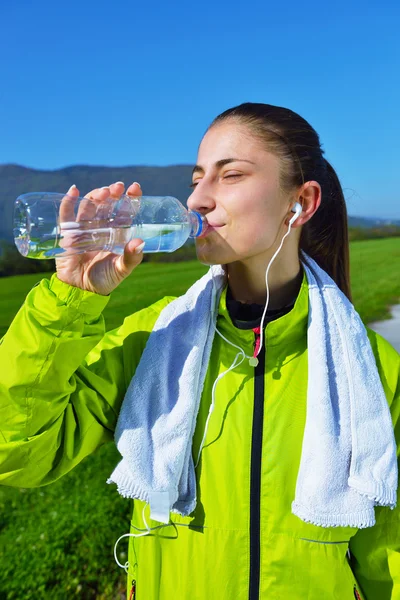 若い女性が水を飲んで — ストック写真