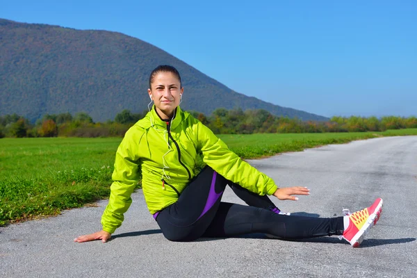 Young woman exercising — Stock Photo, Image