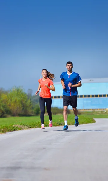 Giovane coppia che fa jogging nel parco — Foto Stock