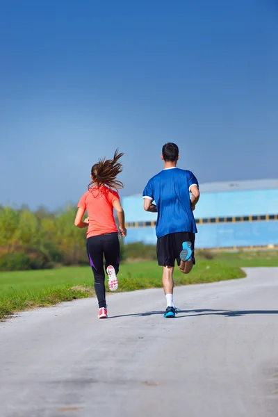 Junges Paar joggt im Park — Stockfoto