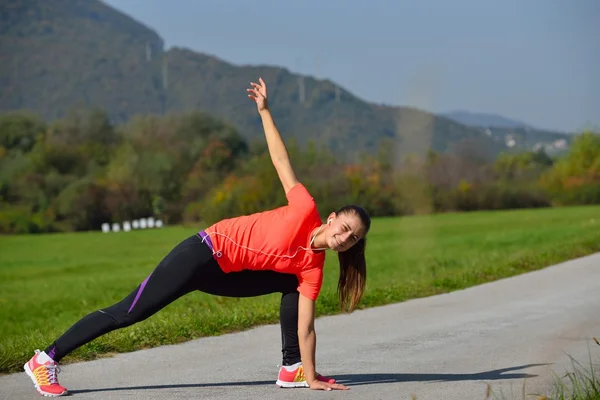 Junge Frau beim Sport — Stockfoto