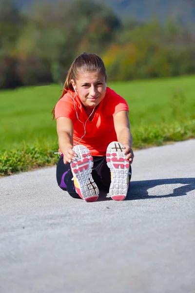 Young woman exercising — Stock Photo, Image