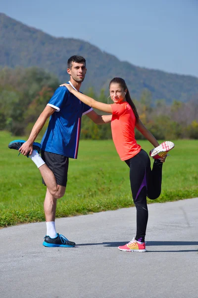 Pareja joven haciendo ejercicio —  Fotos de Stock