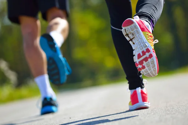 Junges Paar joggt im Park — Stockfoto