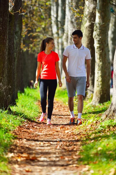 Giovane coppia che fa jogging nel parco — Foto Stock