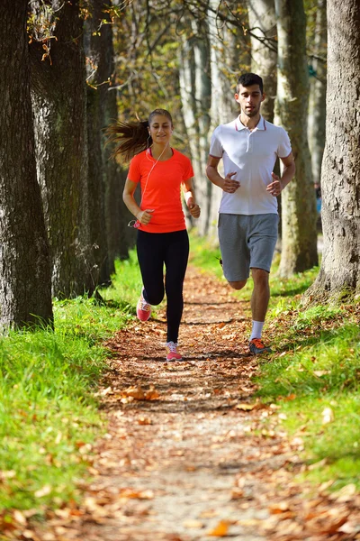 Giovane coppia che fa jogging nel parco — Foto Stock