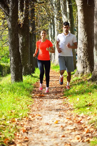 Junges Paar joggt im Park — Stockfoto