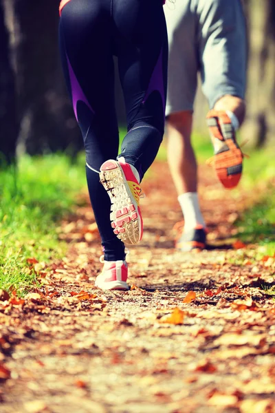 Giovane coppia che fa jogging nel parco — Foto Stock