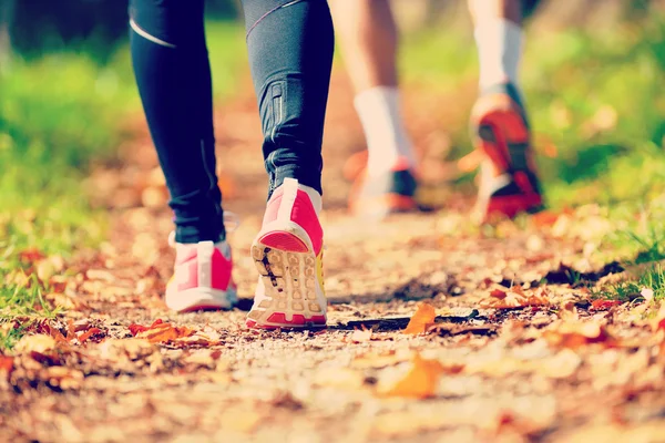 Junges Paar joggt im Park — Stockfoto