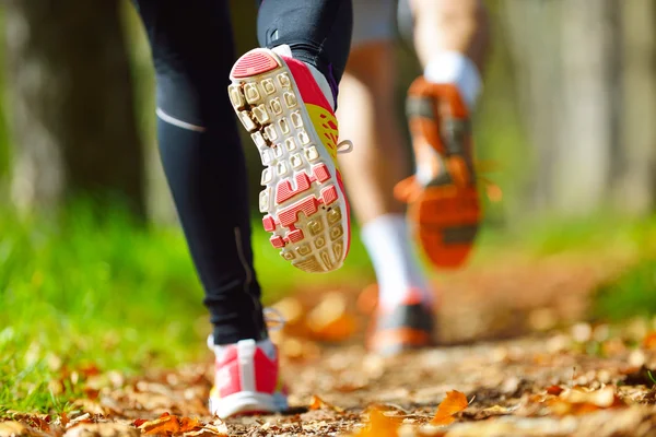 Jeune couple jogging dans le parc — Photo