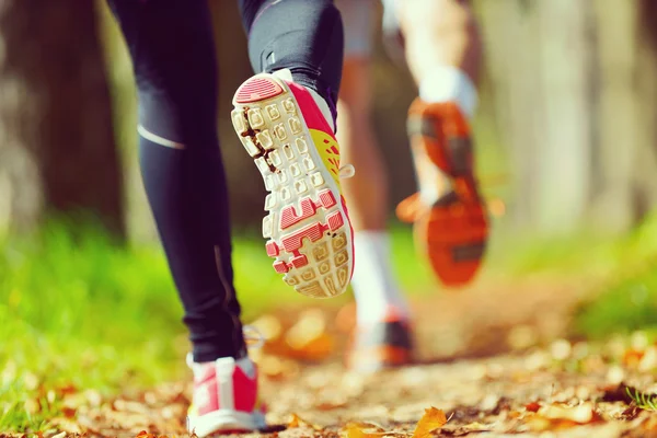 Jeune couple jogging dans le parc — Photo