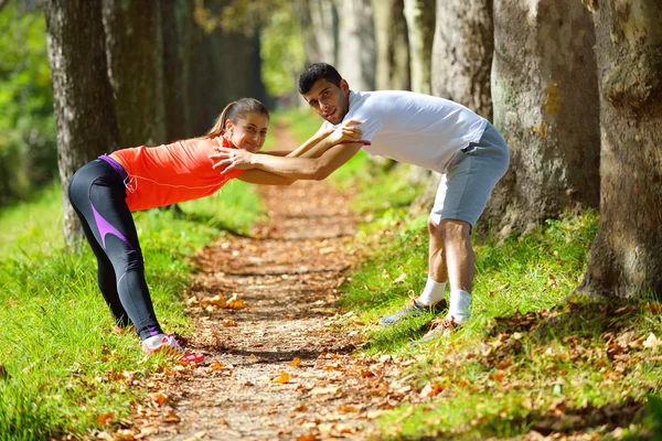 Casal jovem exercitando — Fotografia de Stock