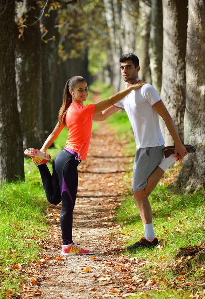 Casal jovem exercitando — Fotografia de Stock