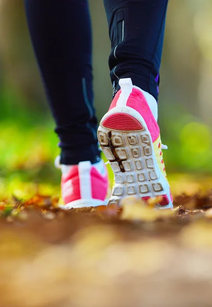 Mujer joven corriendo — Foto de Stock