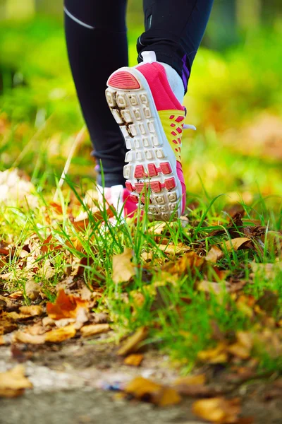 Mujer joven corriendo — Foto de Stock