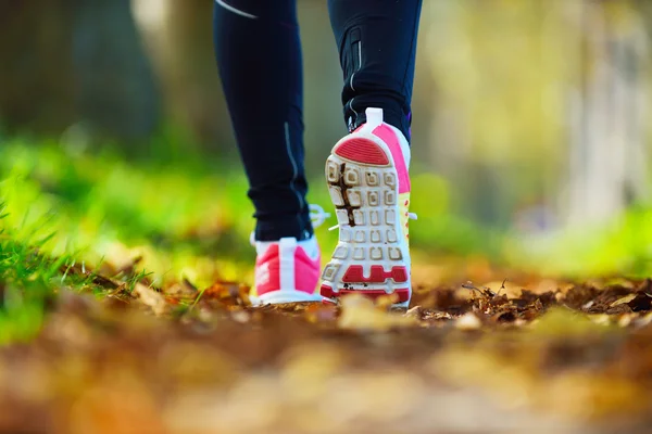 Mujer joven corriendo — Foto de Stock