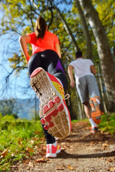 Jovem casal jogging no parque — Fotografia de Stock