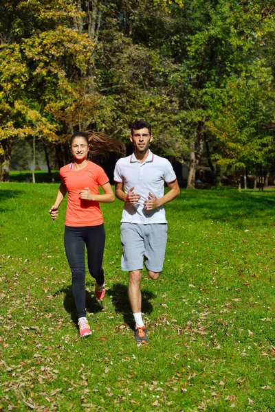 Giovane coppia che fa jogging nel parco — Foto Stock