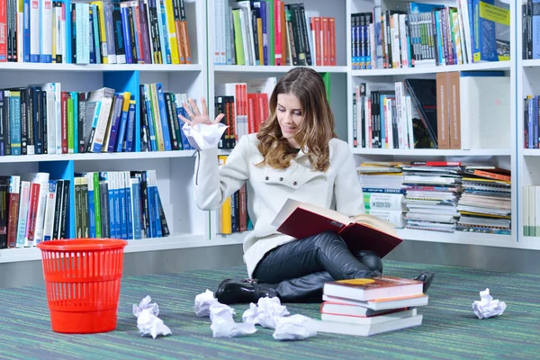 Beautiful  student studying — Stock Photo, Image