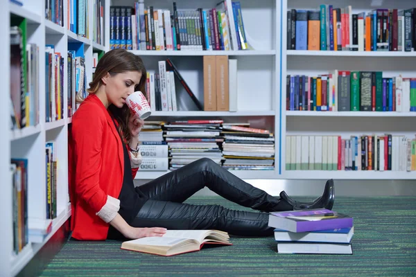 Vacker student som studerar — Stockfoto