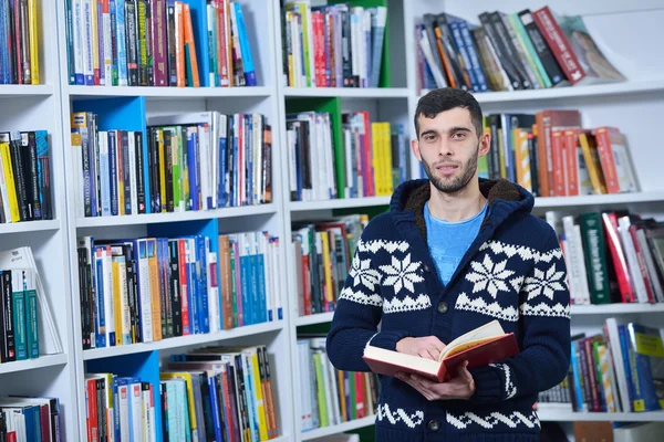 Apprentissage des étudiants dans la bibliothèque — Photo