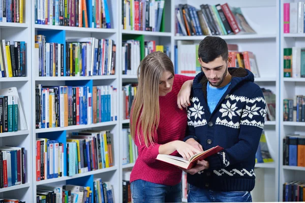 Zwei Studentinnen und ein Mann — Stockfoto