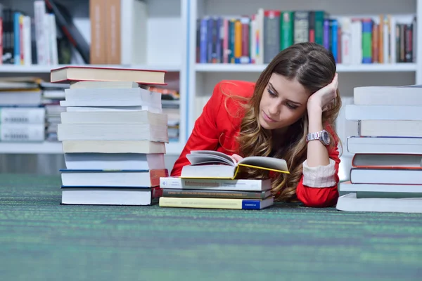 Schöne Studentin studiert — Stockfoto