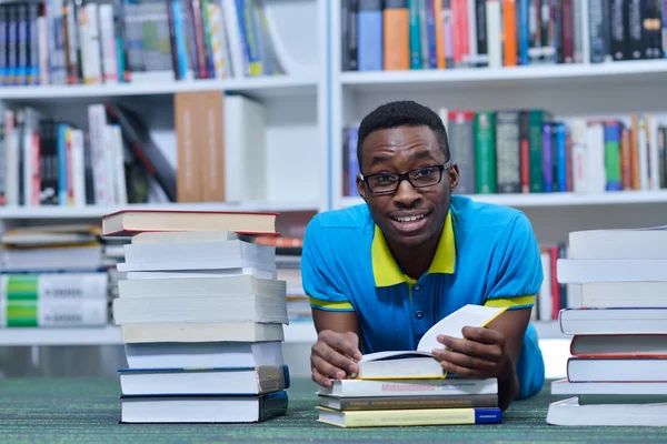 Leren van leerlingen in de bibliotheek — Stockfoto