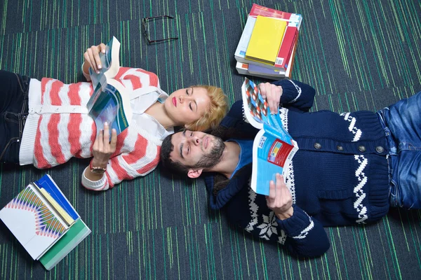 Two students female and male learning in the library — Stock Photo, Image