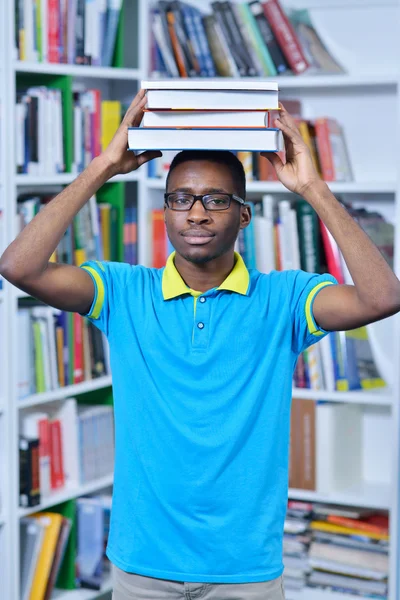 Aprendizagem de alunos na biblioteca — Fotografia de Stock