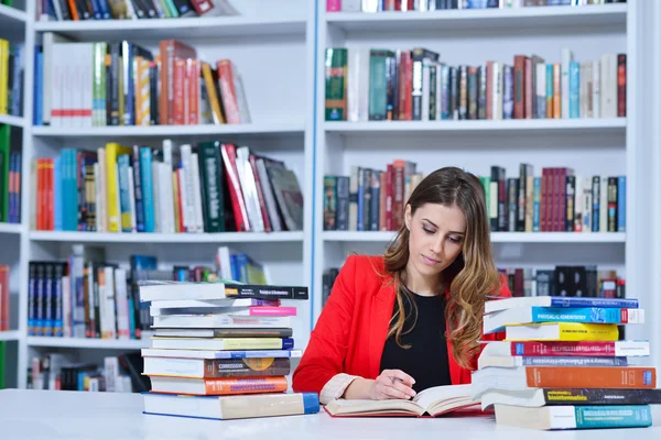 Schöne Studentin studiert — Stockfoto