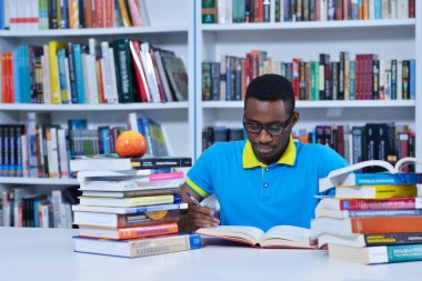 Kütüphanede öğrenme öğrenci