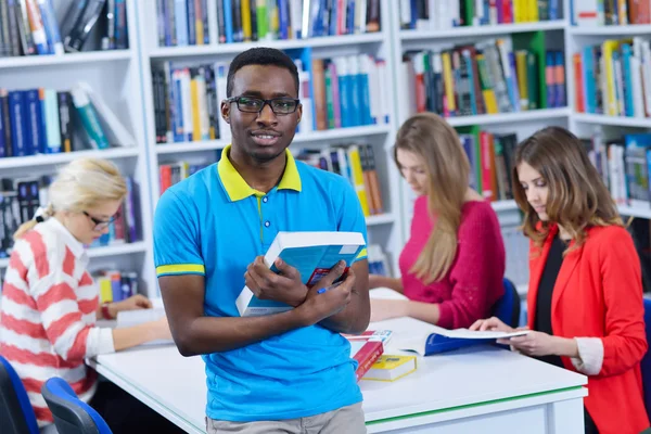 Grupo de estudiantes que aprenden en — Foto de Stock