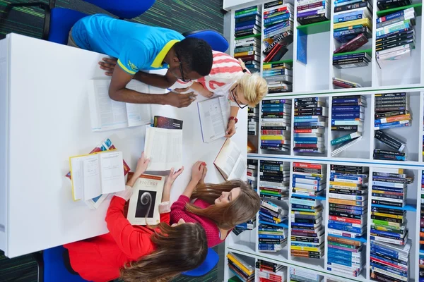 Groep studenten mietjes — Stockfoto