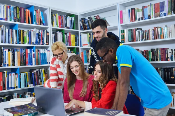 Groep studenten mietjes — Stockfoto