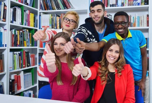 Gruppe von Studenten lernen in — Stockfoto