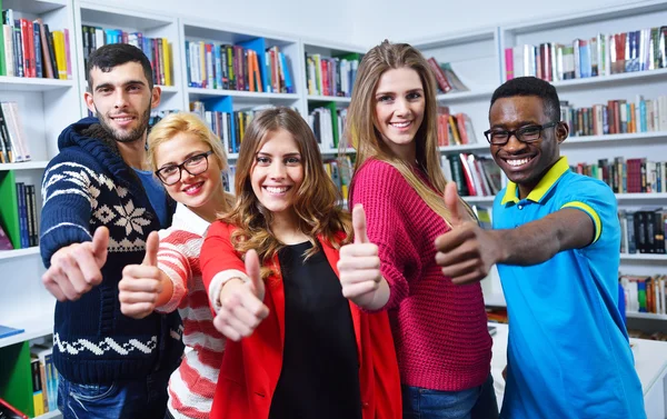 Groep studenten mietjes — Stockfoto