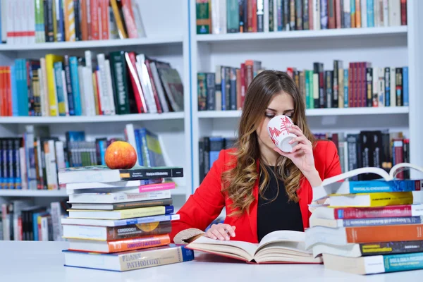 Vacker student som studerar — Stockfoto