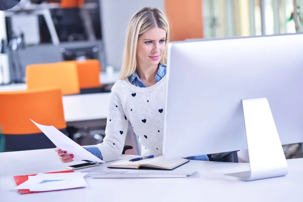 Mujer de negocios exitosa — Foto de Stock