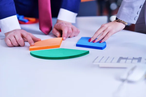 Gente de negocios ensamblando rompecabezas — Foto de Stock