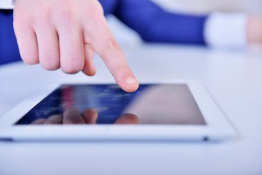 Bir masaya gösteren bir adamın el