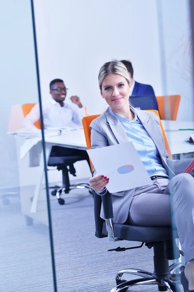 Empresaria liderando un equipo de negocios — Foto de Stock