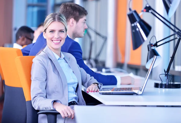 Businesswoman leading a business team — Stock Photo, Image