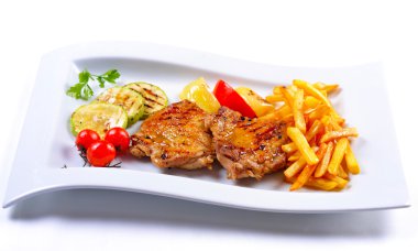 Lezzetli ızgara tavuk kızarmış patates ve sebze ile