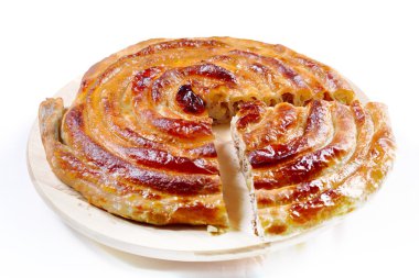 Ahşap bir masa üzerine etli börek