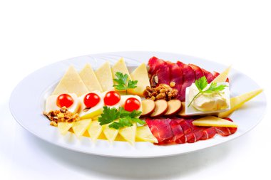 Lezzetli Fransız kızartması ile et parçaları